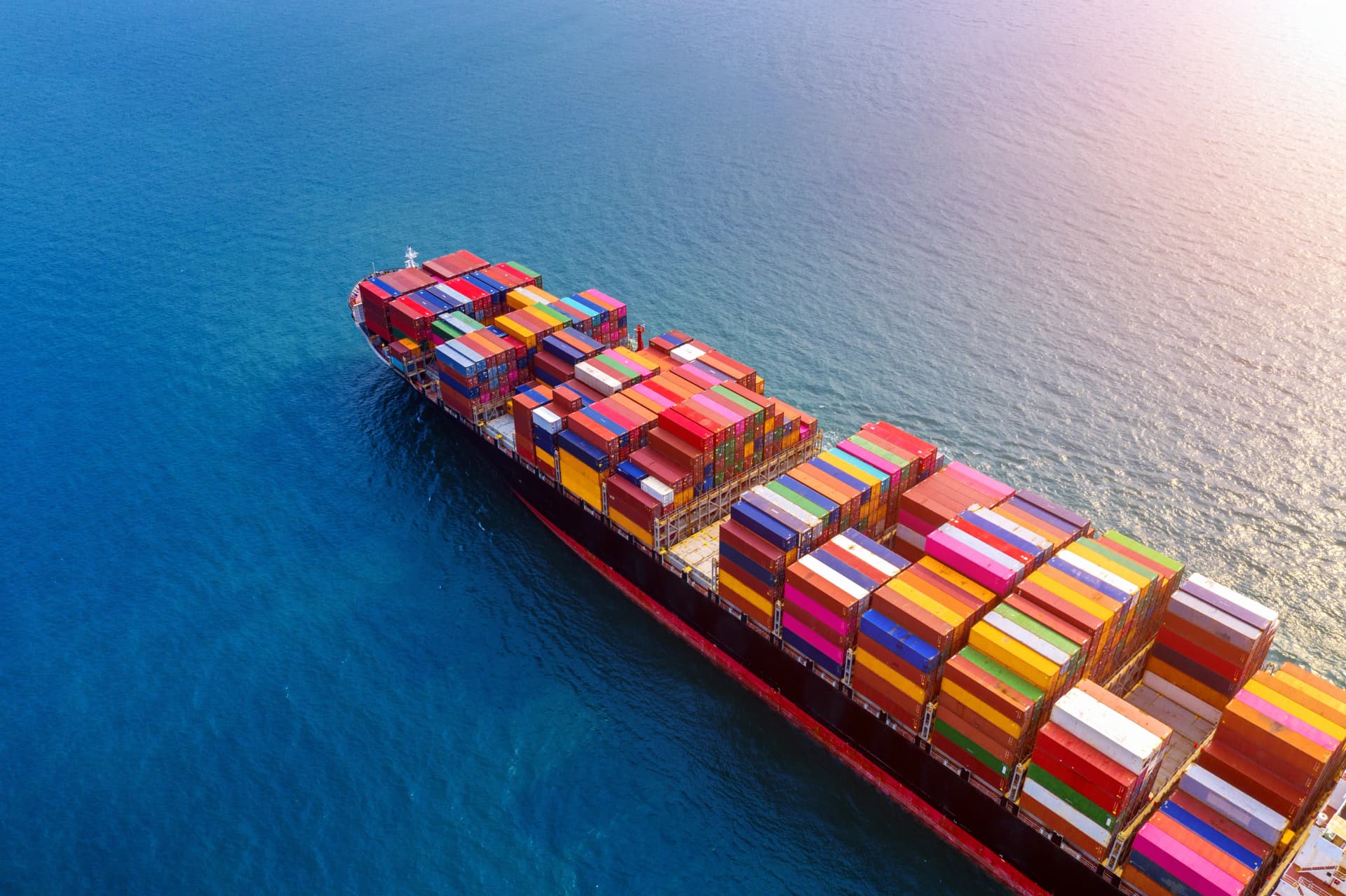 Luftaufnahme eines Containerschiffs auf See